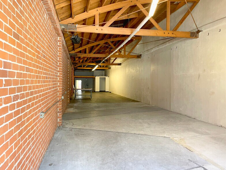 More Photos Of 2315-2319 E 8th St, Los Angeles Warehouse For Lease