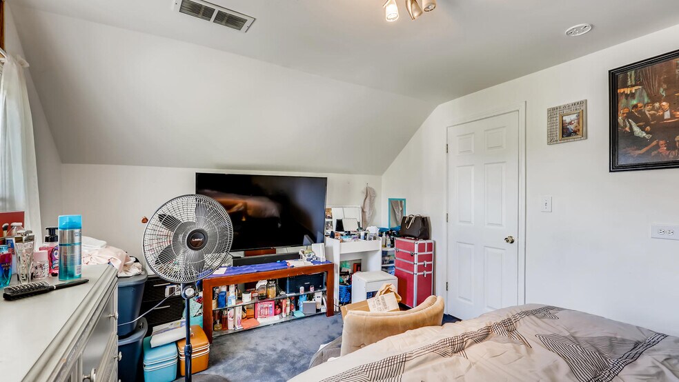 More Photos Of 231 N Milwaukee Ave, Wheeling Freestanding For Sale