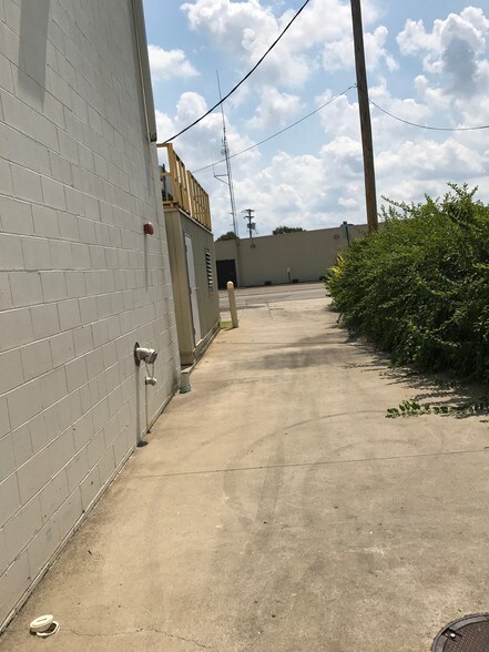 More Photos Of 689 S Miami St, West Milton General Retail For Lease