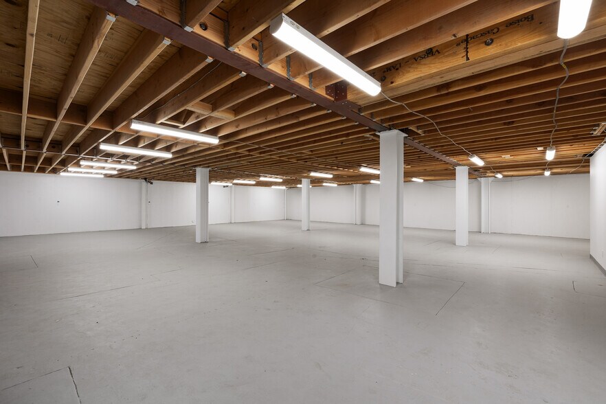 More Photos Of 18536 Oxnard St, Tarzana Warehouse For Sale