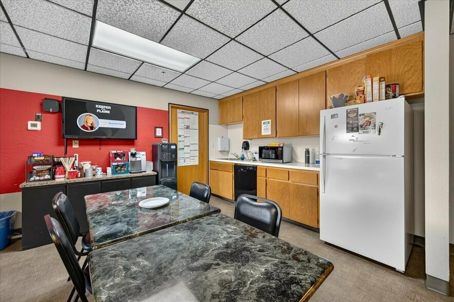 More Photos Of 2600 W Shaw Ln, Fresno Office For Sale