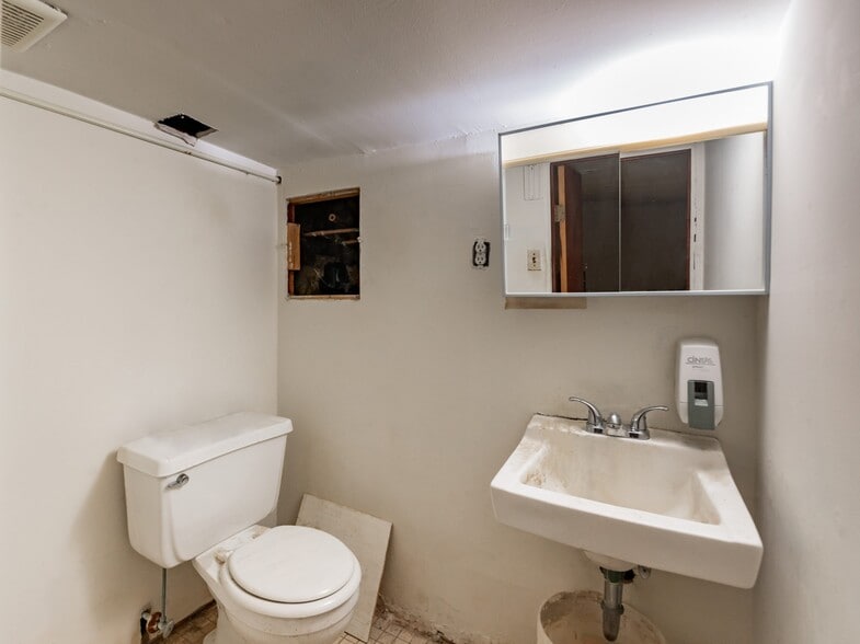 More Photos Of 617 S 18th St, Philadelphia Storefront Retail Residential For Lease