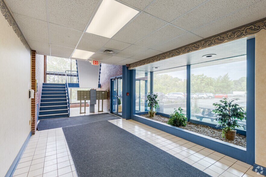 More Photos Of 2121 Noblestown Rd, Pittsburgh Office For Lease