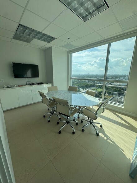 More Photos Of 175 SW 7th St, Miami Medical For Lease