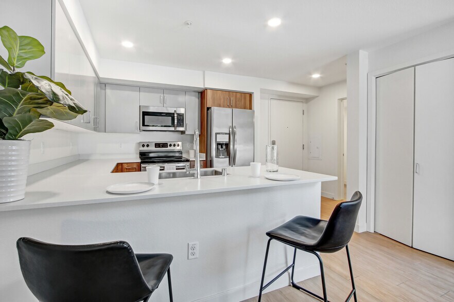 More Photos Of 6625 Reseda Blvd, Reseda Apartments For Lease