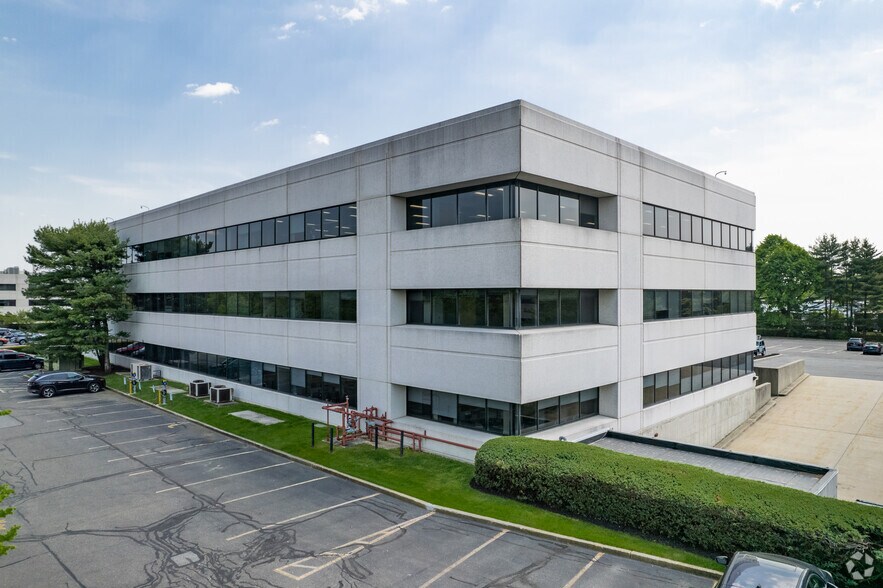 More Photos Of 145 Pinelawn Rd, Melville Office For Lease