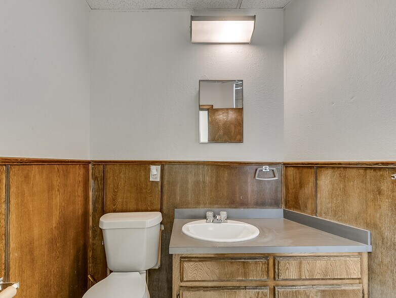 More Photos Of 901 N Virginia Ave, Oklahoma City Manufacturing For Sale