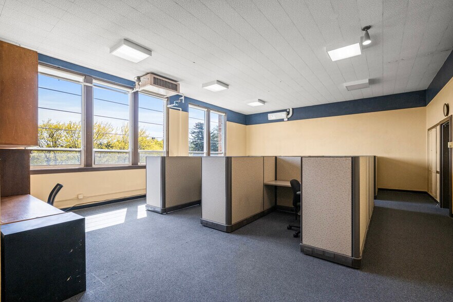 More Photos Of 115 NW State St, Pullman Loft Creative Space For Sale