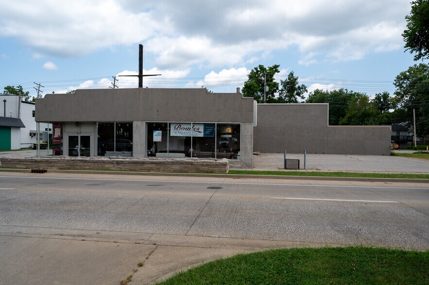 More Photos Of 515 S Walnut St, Bloomington Storefront For Sale