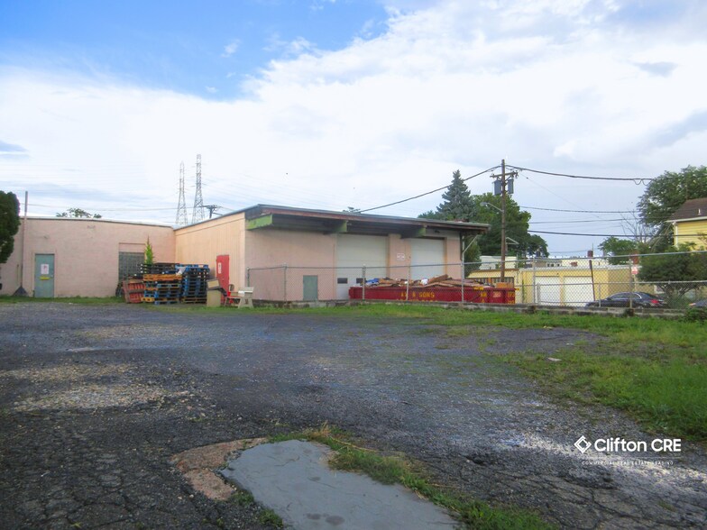 More Photos Of 83 Roosevelt Ave, Belleville Manufacturing For Lease