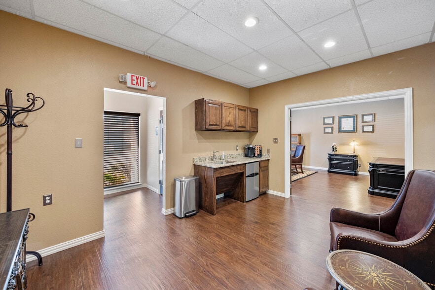 More Photos Of 2313 Roosevelt Dr, Dwg Office For Sale