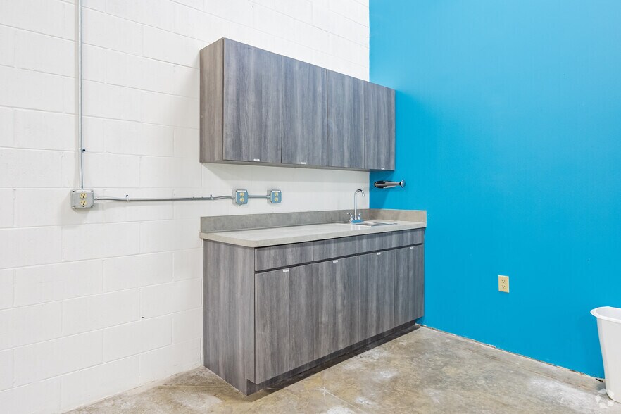 More Photos Of 5802 Breckenridge Pky, Tampa Light Distribution For Lease