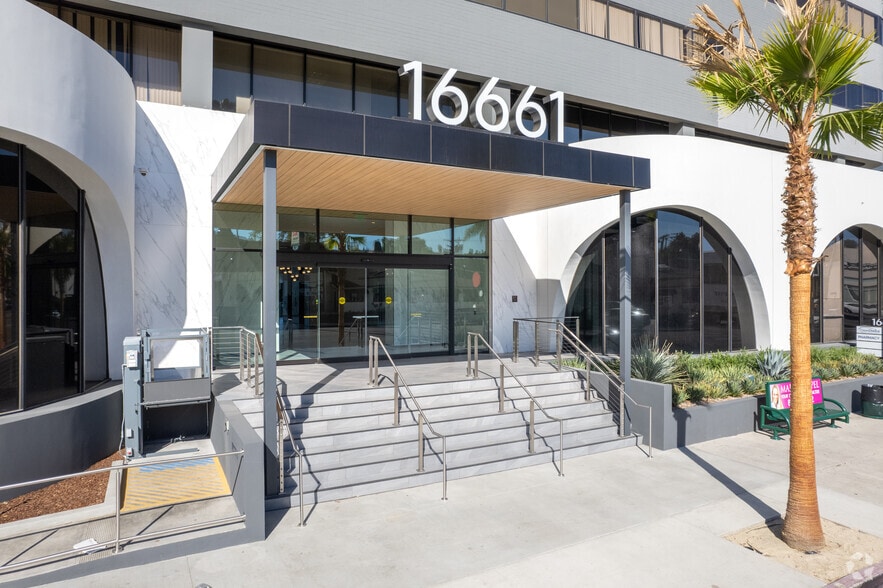 More Photos Of 16661 Ventura Blvd, Encino Medical For Lease