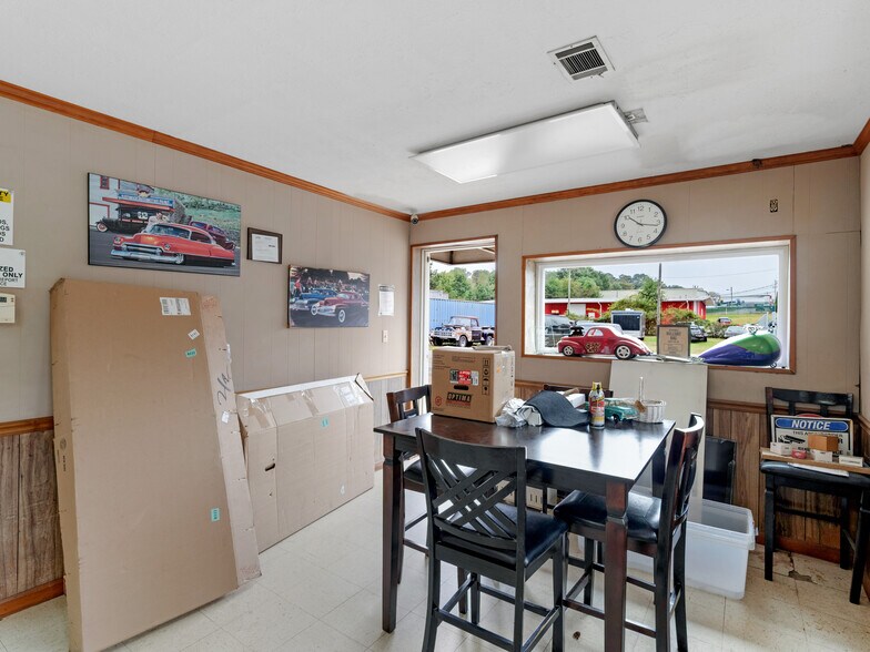 More Photos Of 1108 Anne St, Griffin Auto Repair For Sale