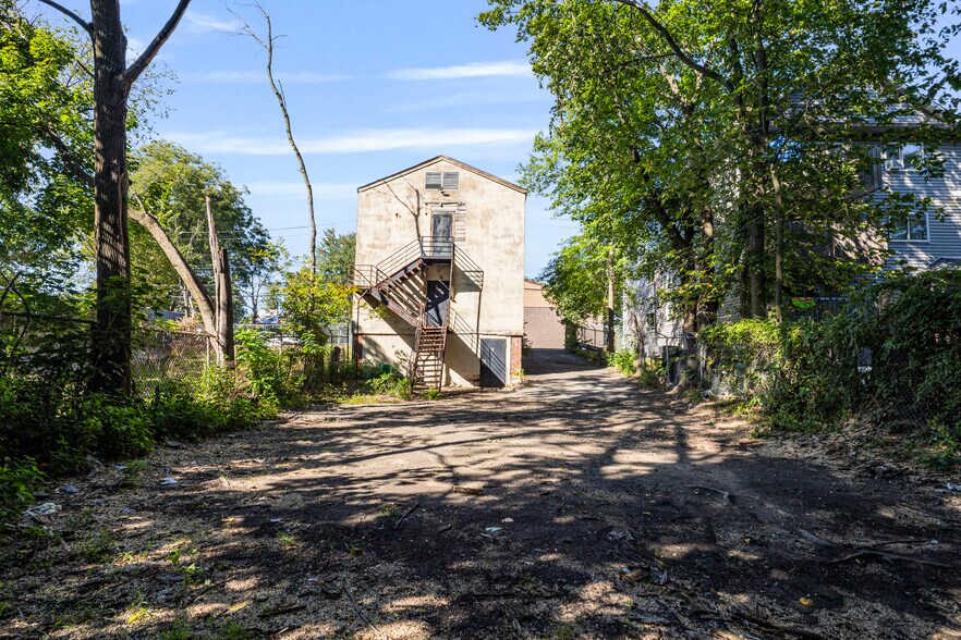 More Photos Of 28 Lawrence St, Spring Valley Industrial For Sale