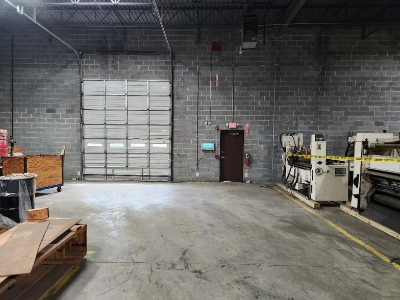 More Photos Of 10901 Carpet St, Charlotte Warehouse For Sale