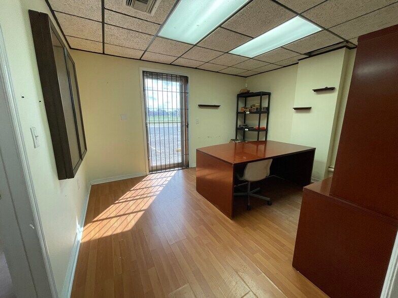 More Photos Of 1540 Kurt St, Eustis Manufacturing For Sale