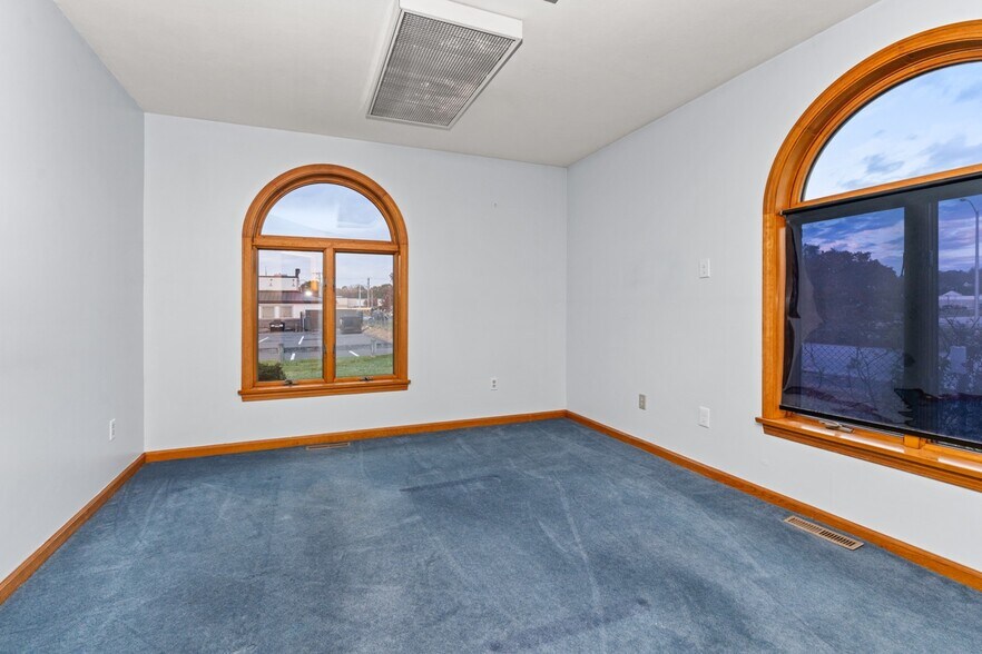 More Photos Of 1481 Pleasant Valley Dr, Manchester Office For Lease