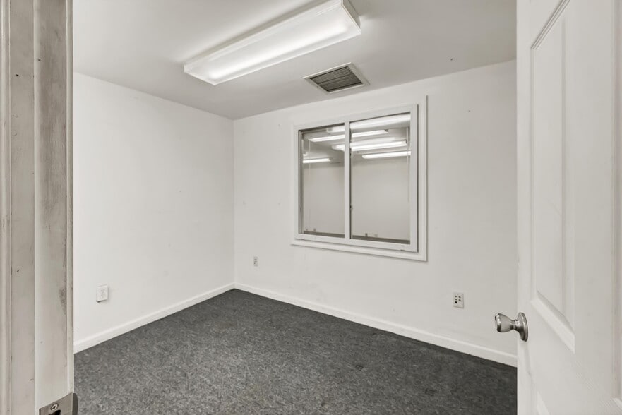 More Photos Of 50 S End Plz, New Milford Light Distribution For Sale