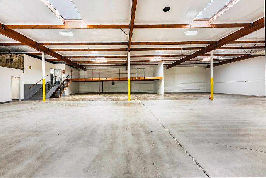 More Photos Of 1550 E Burnett St, Signal Hill Unknown For Lease