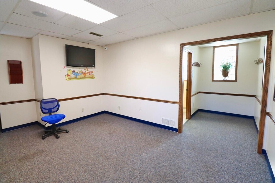 More Photos Of 414 Lincolnway, La Porte Office For Sale