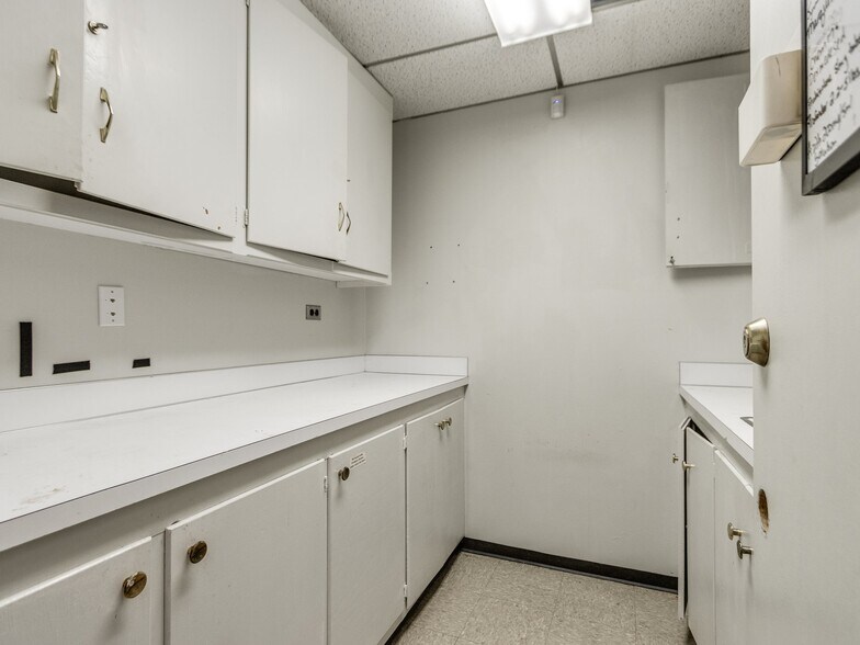 More Photos Of 5835 S Pennsylvania Ave, Oklahoma City Medical For Sale