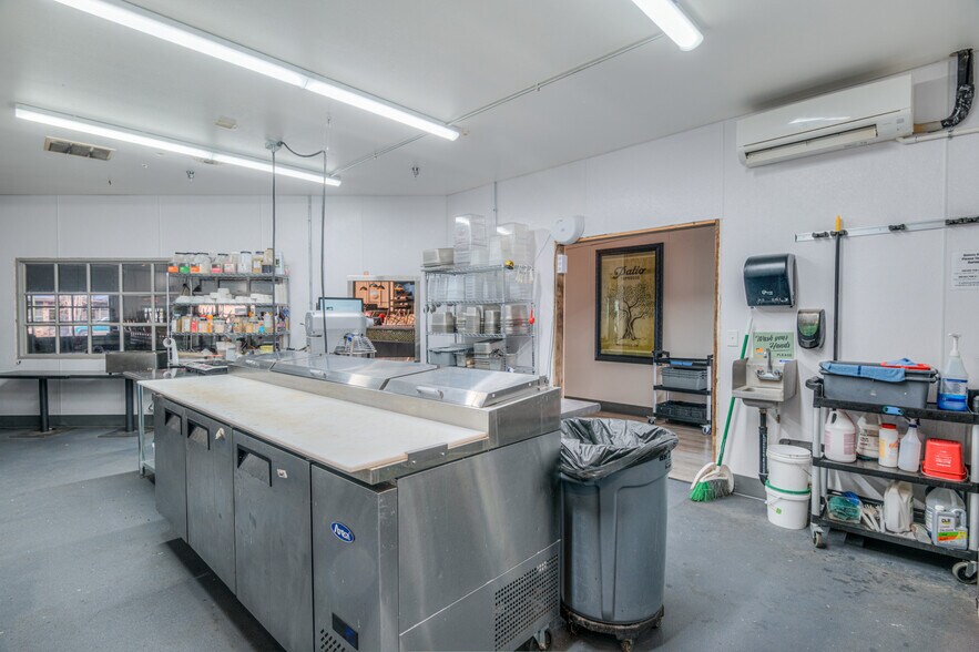 More Photos Of 420 N Main St, Prineville Restaurant For Lease