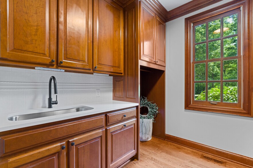 More Photos Of 5455 Plantation Rd, Sunbury Lodge Meeting Hall For Sale