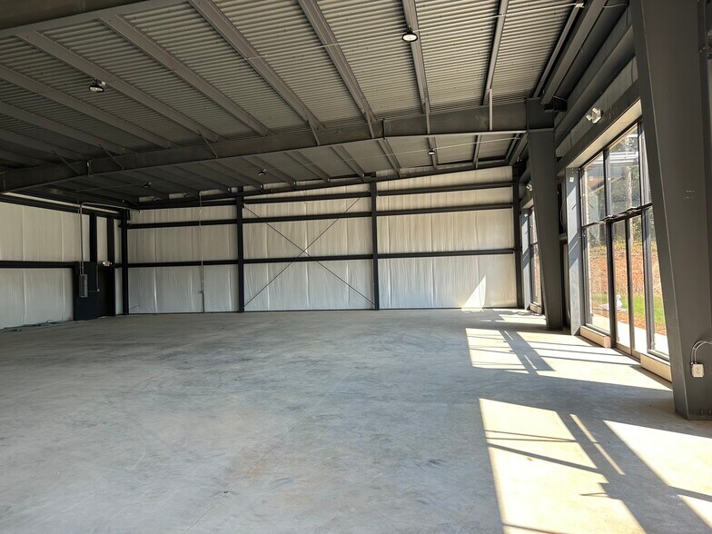 More Photos Of 2533 S Waterworks Rd, Buford General Retail For Sale