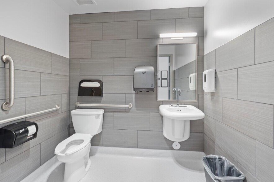 More Photos Of 900 Biddle Rd, Medford Freestanding For Lease