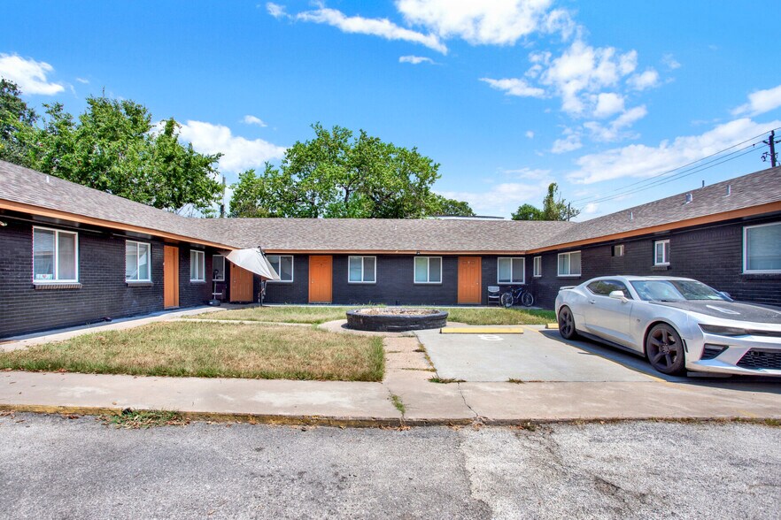 More Photos Of 7707 Glover St, Houston Apartments For Sale
