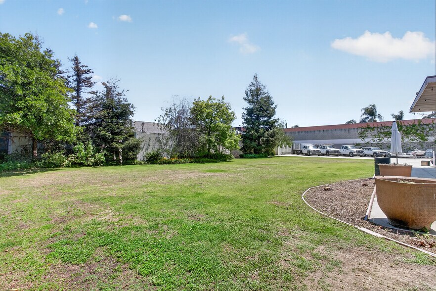 More Photos Of 17066 Palmdale Ln, Huntington Beach Contractor Storage Yard For Sale