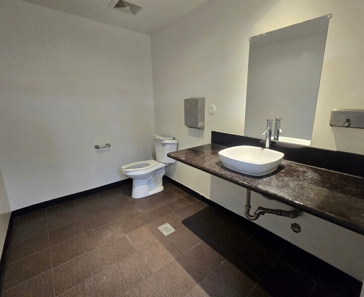 More Photos Of 1716 E 21st St, Los Angeles Manufacturing For Lease