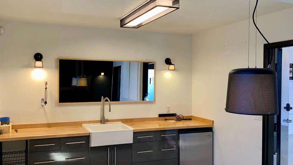 More Photos Of 216 N Tillamook St, Portland Flex For Lease