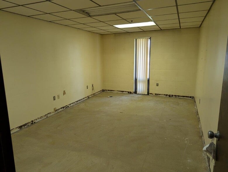 More Photos Of 5251 Wayne Rd, Battle Creek Distribution For Lease