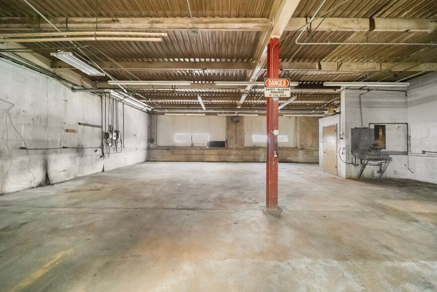 More Photos Of 209 W Main St, Linn Warehouse For Sale
