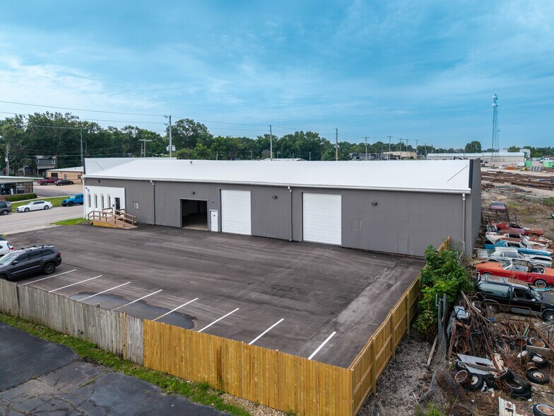More Photos Of 415 S Kansas Ave, Olathe Warehouse For Lease