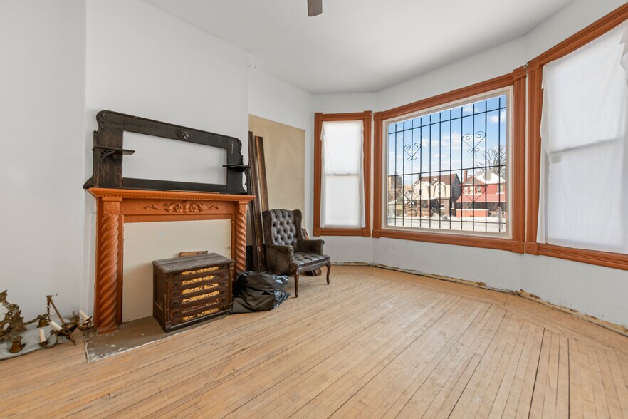 More Photos Of 3003 E Grand Blvd, Detroit Showroom For Sale