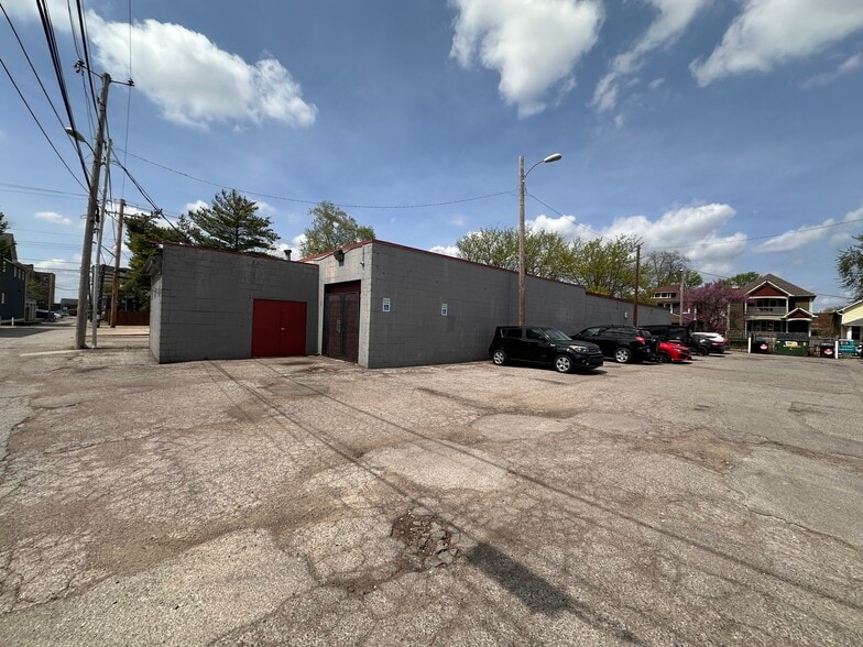 More Photos Of 225 E 10th St, Indianapolis Flex For Sale