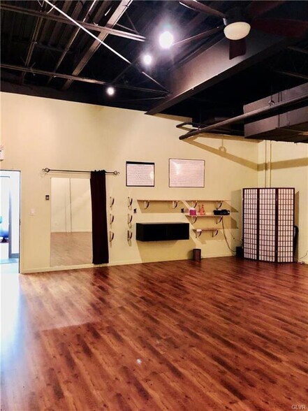 More Photos Of 860 Broad St, Emmaus Light Manufacturing For Lease