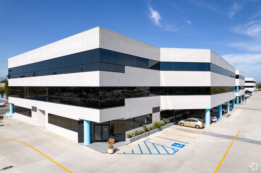 More Photos Of 6345 Balboa Blvd, Encino Unknown For Lease