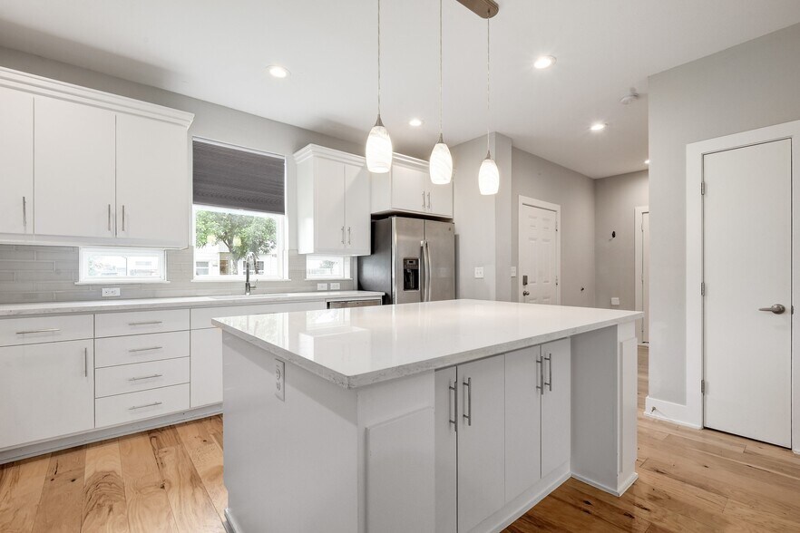 More Photos Of 4005 A/B Clawson Rd, Austin Specialty For Sale