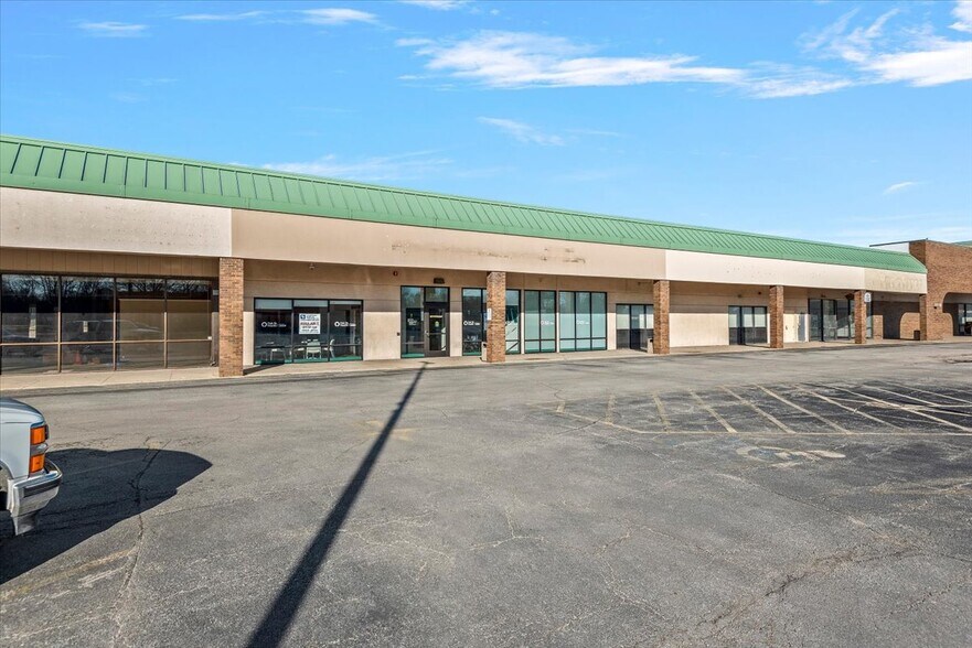 More Photos Of 2301-2585 S MacArthur Blvd, Springfield General Retail For Lease