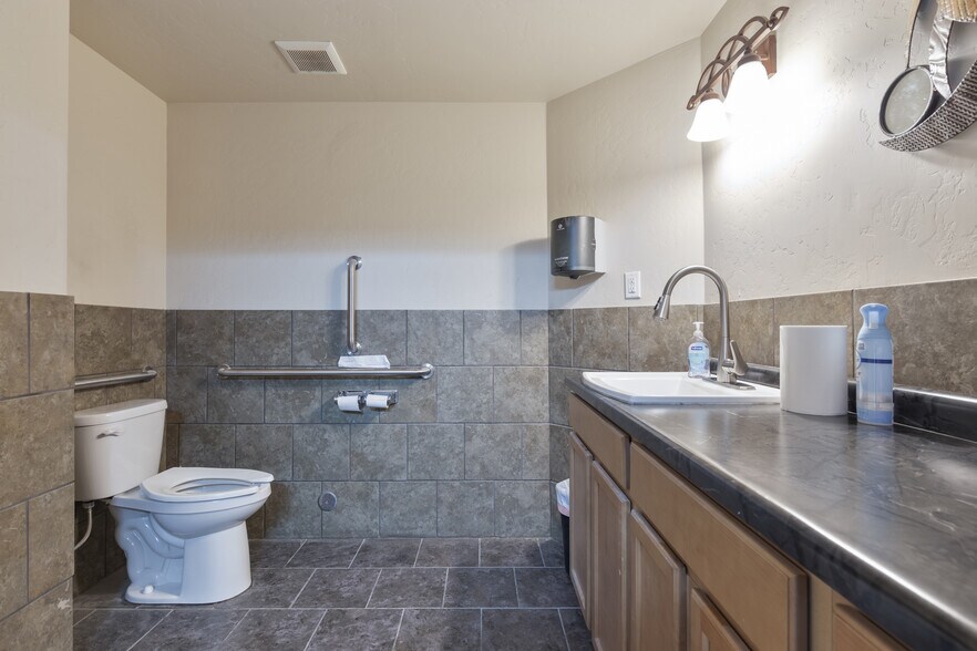 More Photos Of 1111 S 7th St, Grand Junction Flex For Sale