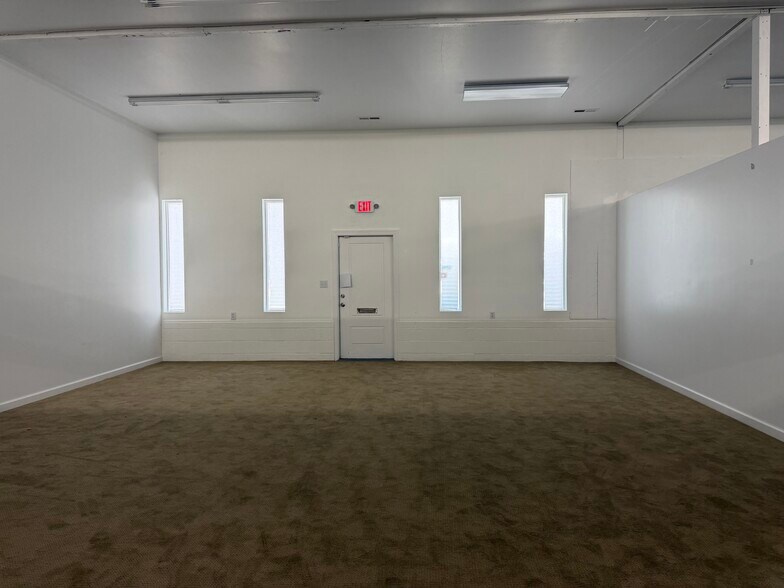 More Photos Of 2066 Juniper Lake Rd, West End Flex For Lease