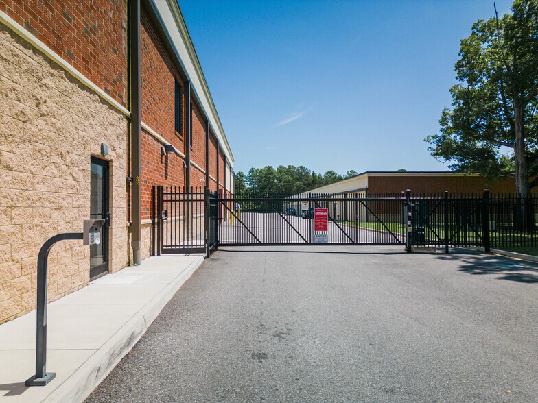 More Photos Of 27 N Courthouse Rd, Richmond Self Storage For Lease