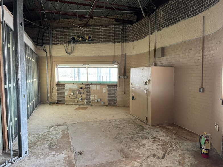 More Photos Of 5977 W Park Ave, Houma Bank For Sale