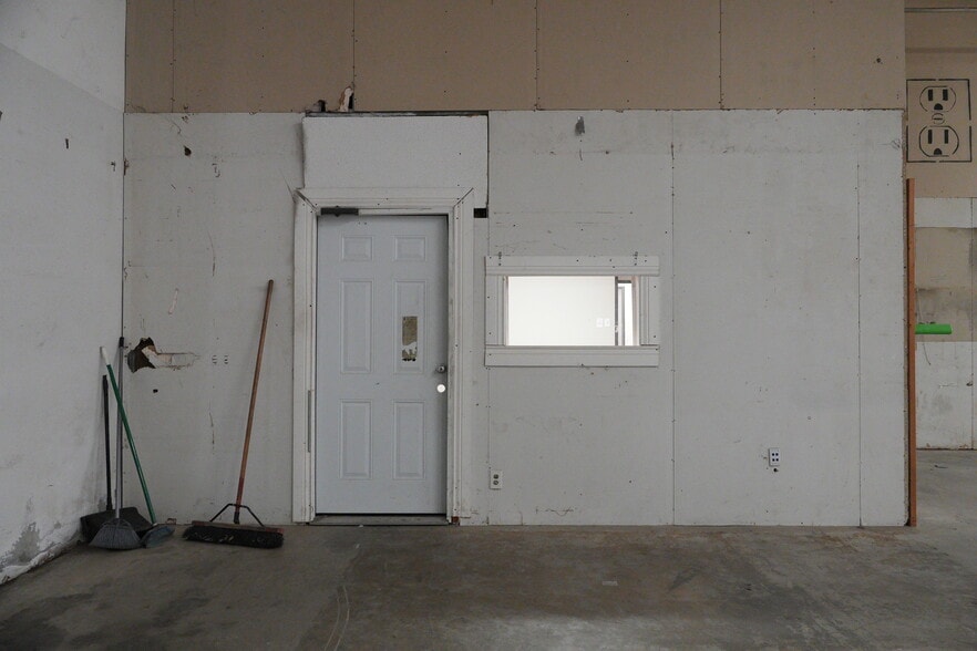 More Photos Of 501 Industrial Dr, Richardson Warehouse For Lease