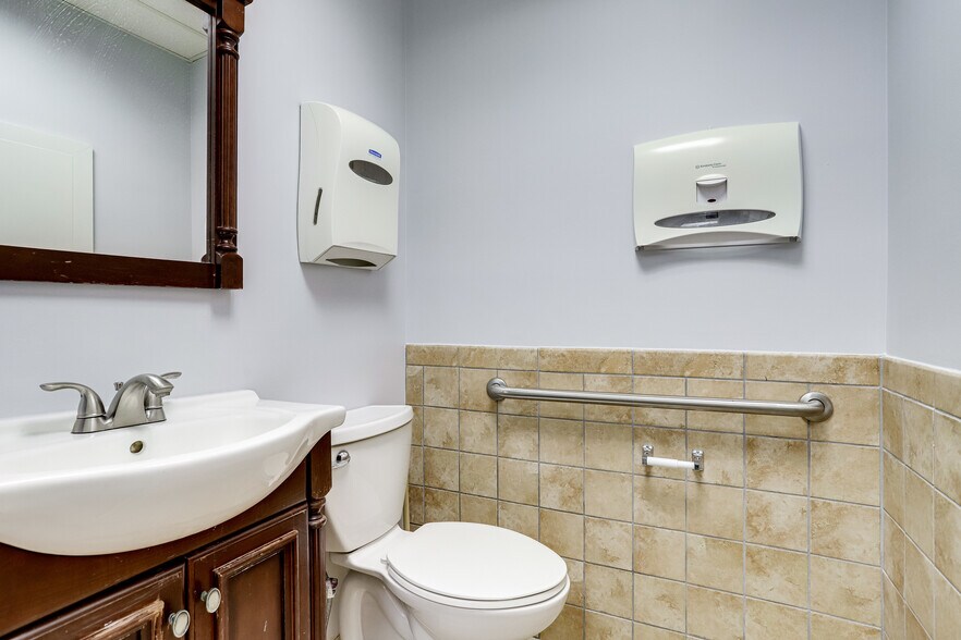 More Photos Of 611 S Carlin Springs Rd, Arlington Medical For Sale