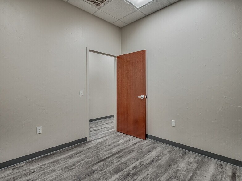 More Photos Of 611 Hundred Oaks Dr, Edmond Warehouse For Sale